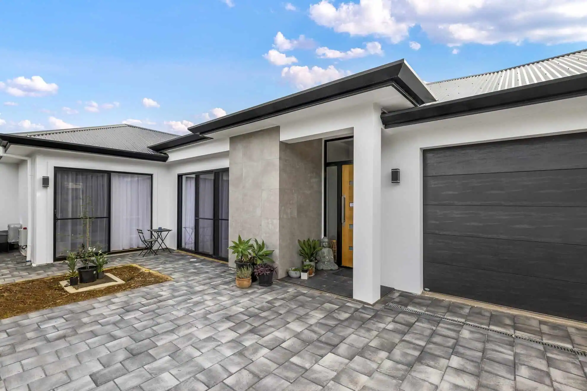 IN-HOUSE IMAGING_672340